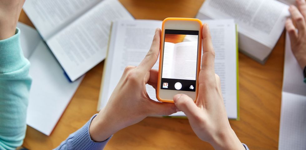 smartphone scatta foto a testo di un libro