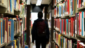 studente in biblioteca