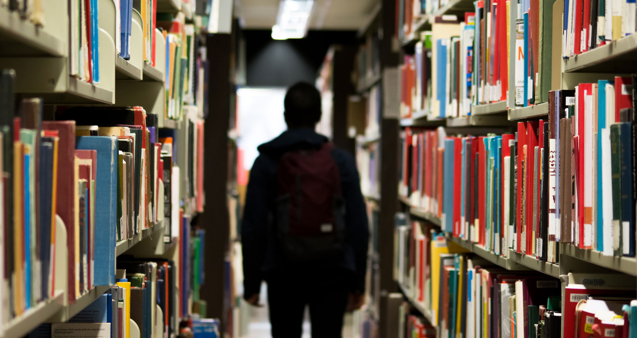 studente in biblioteca